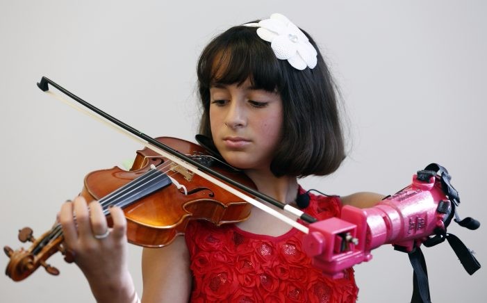 Girl-Violin-Prostheti_Mart-701x436.jpg