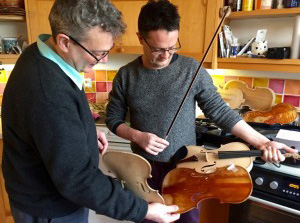 La Escuela de Luthería Bele ofrece un taller de ajuste del violín. 1 Andrea Ortona