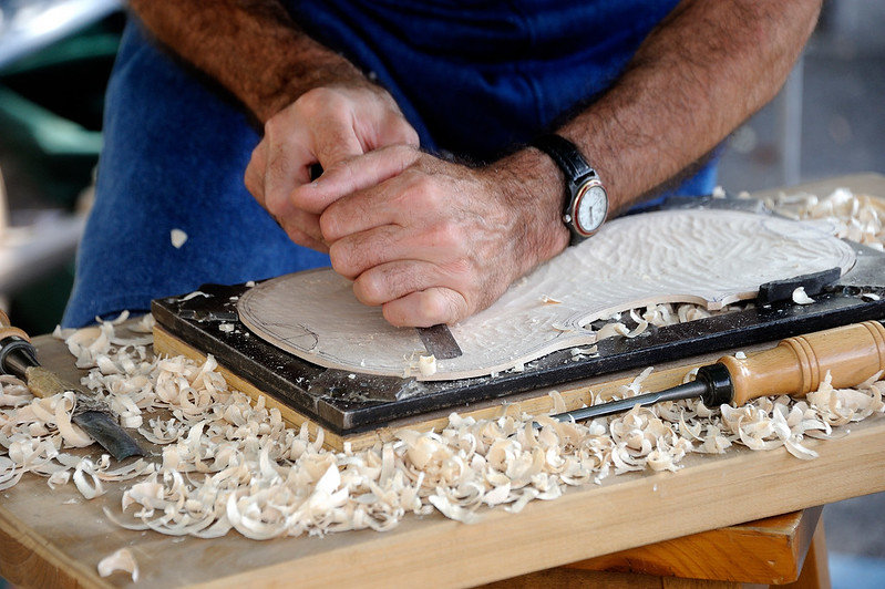 luthier trabajando un lutheir desbastando la tapa del violín