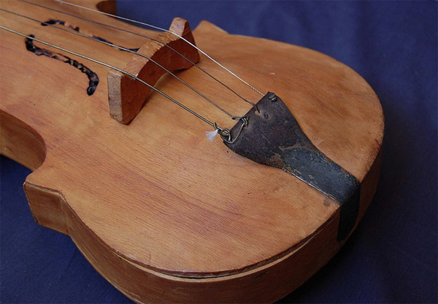Violín tradicional de Chiloé (detalle). [Foto: Portal Patrimonio de Chile | Flickr].