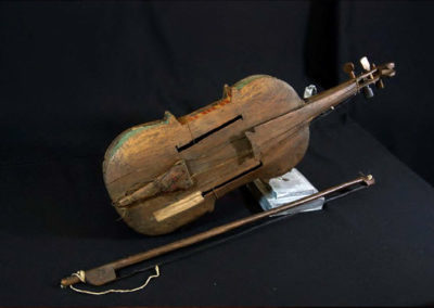 Violines populares argentinos. Instituto Nacional de Musicología "Carlos Vega" (Argentina). [Fotos: http://conar.senip.gob.ar/].