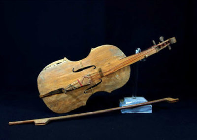 Violines populares argentinos. Instituto Nacional de Musicología "Carlos Vega" (Argentina). [Fotos: http://conar.senip.gob.ar/].