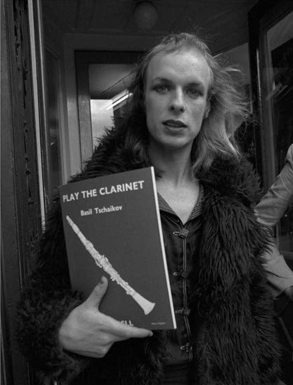 Brian eno con su método de clarinete