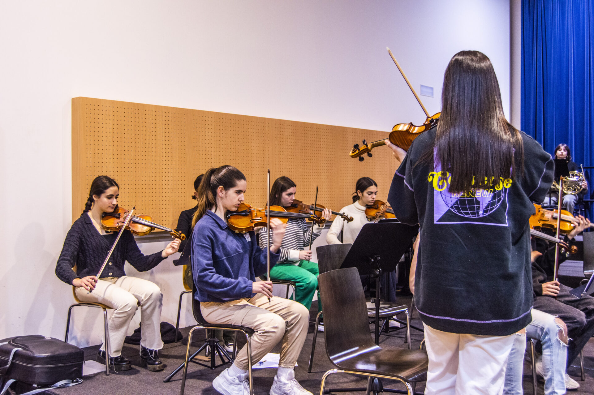 CURSO DE ESPECIALIZACIÓN INSTRUMENTAL Estudiantes de violín en una clase de la Escuela de Altos Estudios Musicales