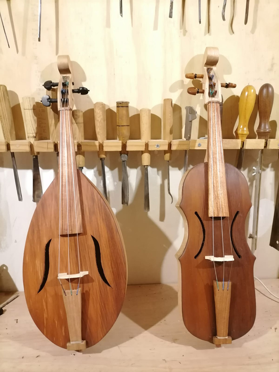 Dos violines tradicionales de América Latina