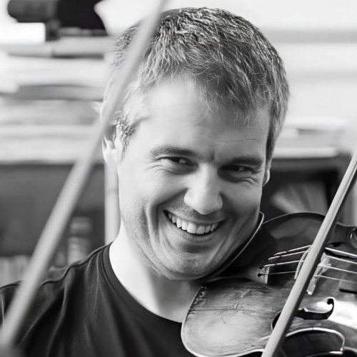 profesor de violín en blanco y negro